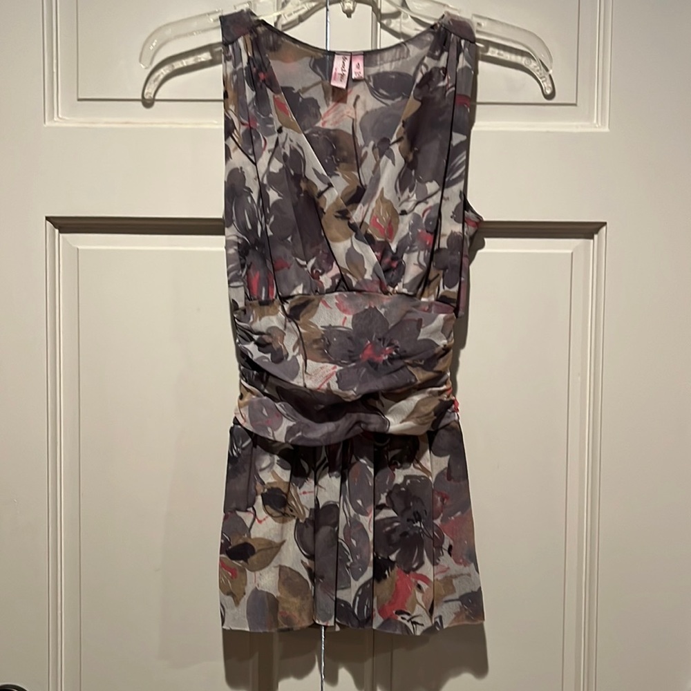 Sweet pea top short sleeve v-neck in gray, olives & muted red